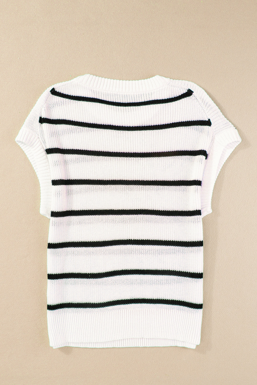 Weißer gestreifter rundhals-pullover mit fledermausärmeln