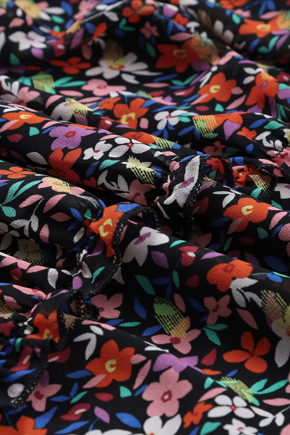 Langärmeliges kleid mit blumenmuster und v-ausschnitt