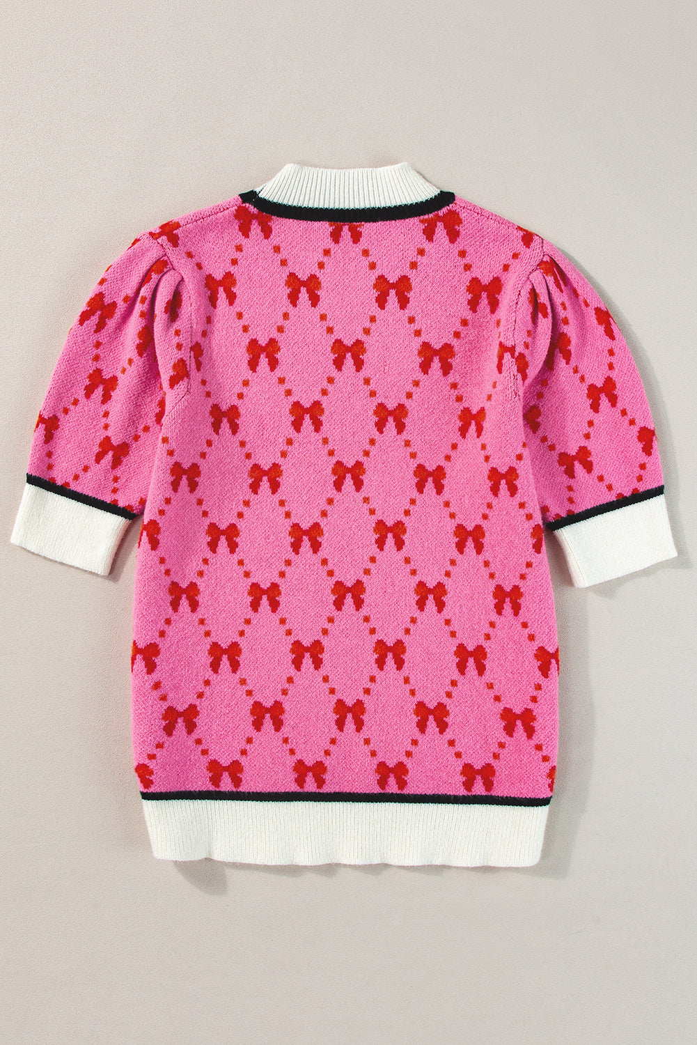 Rosa kurzarm-pullover mit schleifendruck