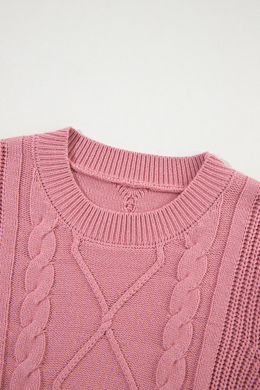 Rosa kabelstrickpullover mit gemischter struktur und kurzen ärmeln