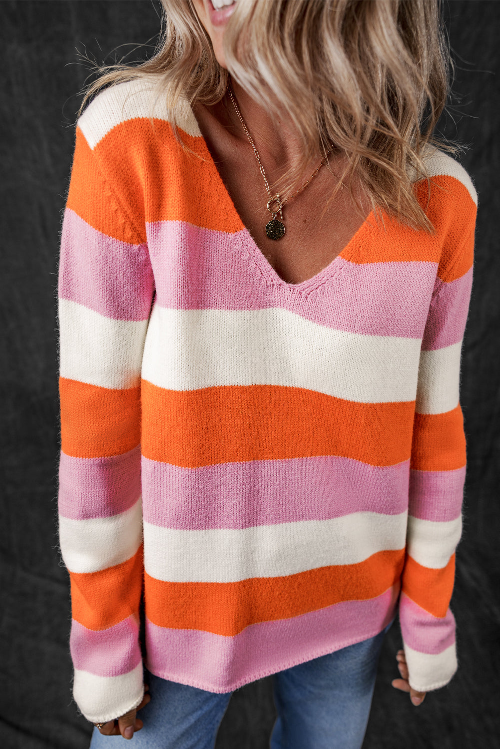 Orange gestreifter colorblock v-ausschnitt freizeitpullover