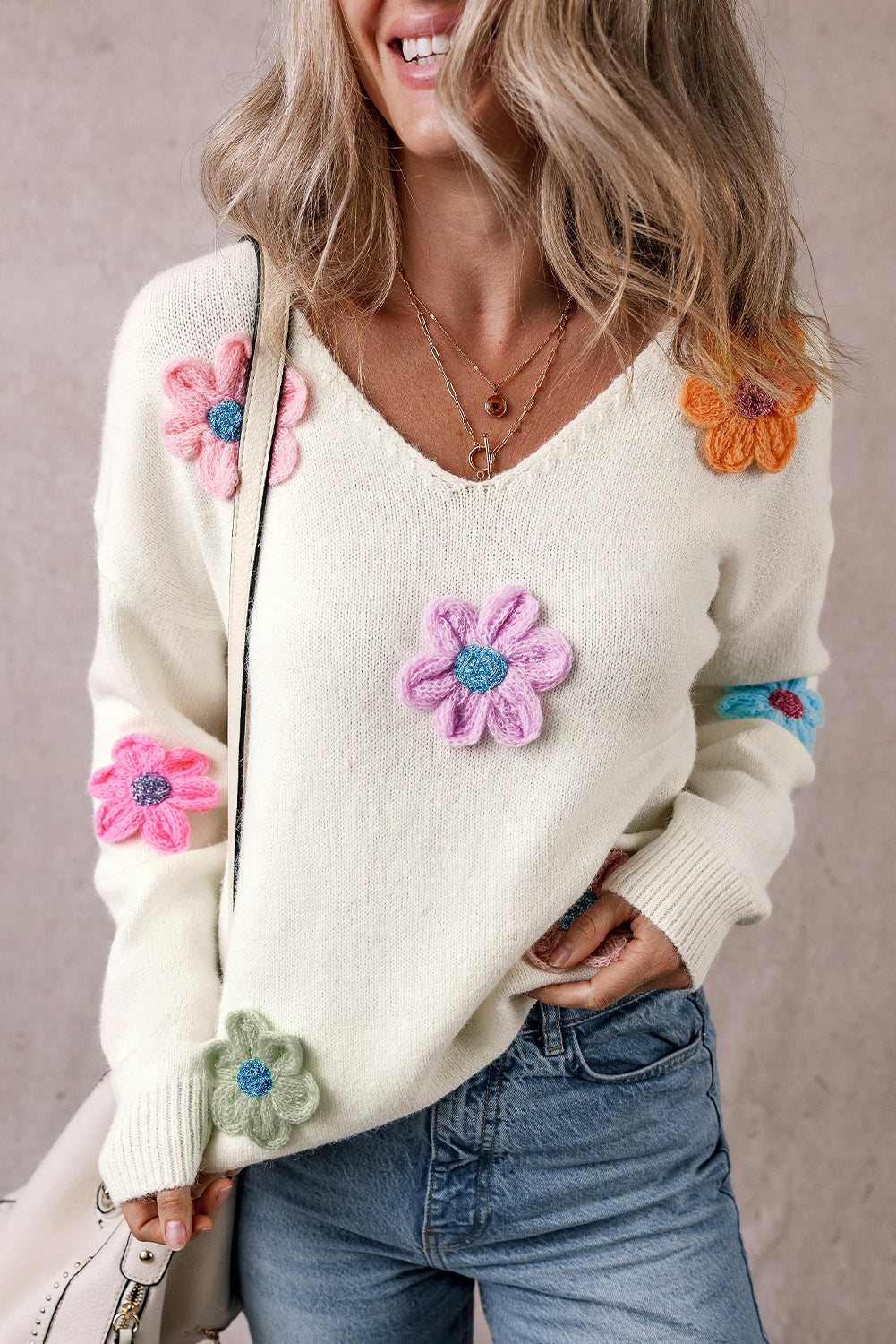 Weißer gehäkelter blumen-v-ausschnitt-pullover
