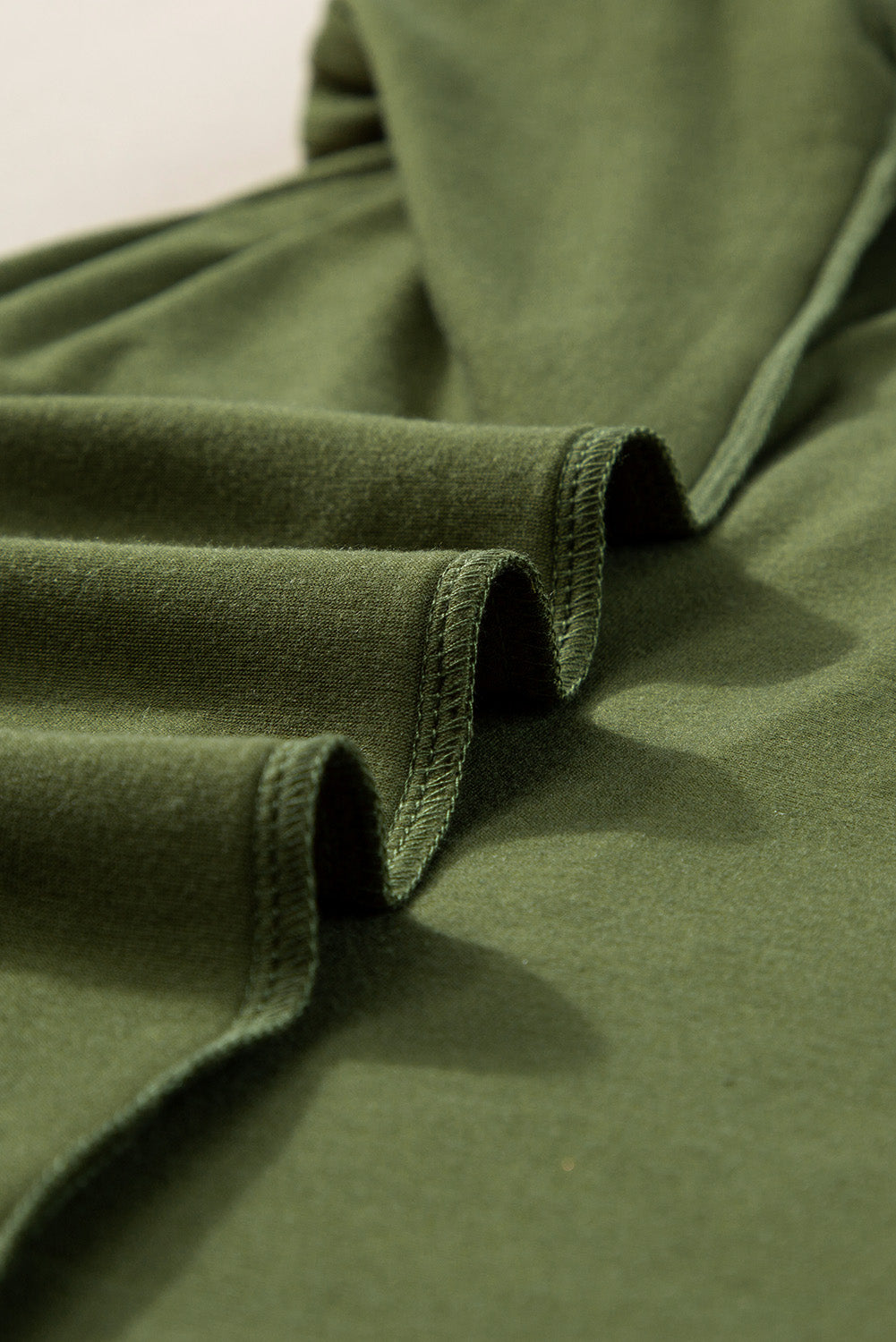 Ferngrünes T-Shirt-Kleid mit plissiertem Ausschnitt und Puffärmeln