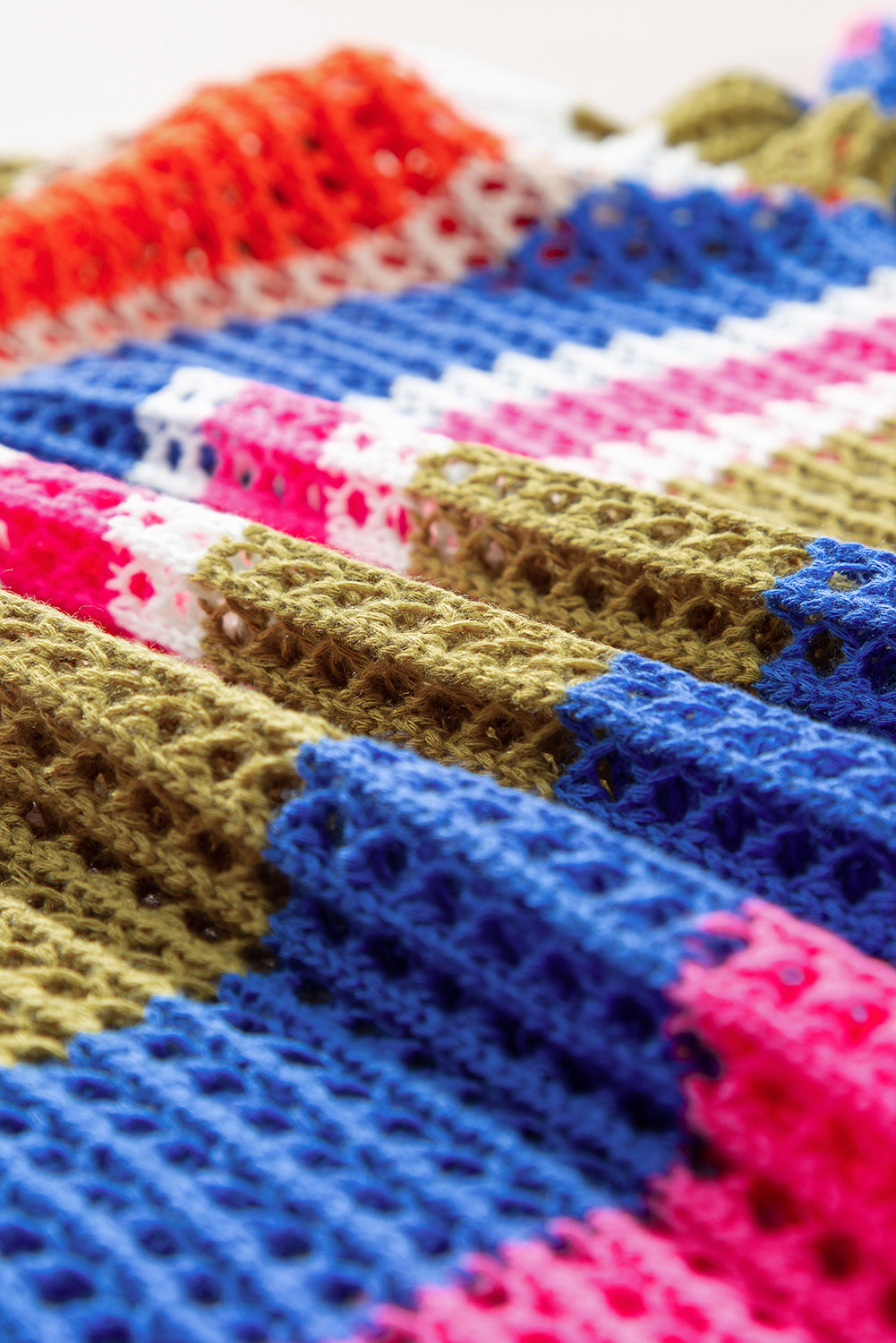 Orange gestreifter colorblock pullover mit 3/4-ärmeln aus gehäkeltem material