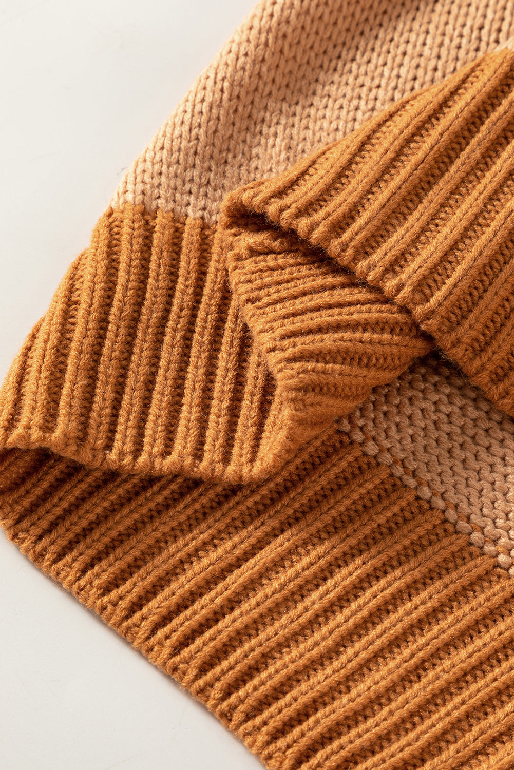 Helles french beige farbblock-kontrastnähte pullover in übergröße