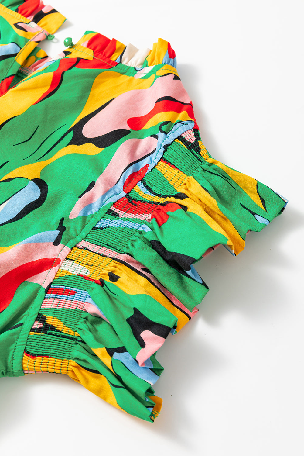 Grünes Minikleid mit Rüschenausschnitt und abstraktem Druck
