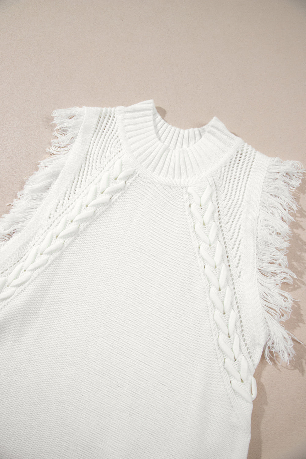 Weißer gewebter ärmelloser pullover mit quastenausschnitt weste