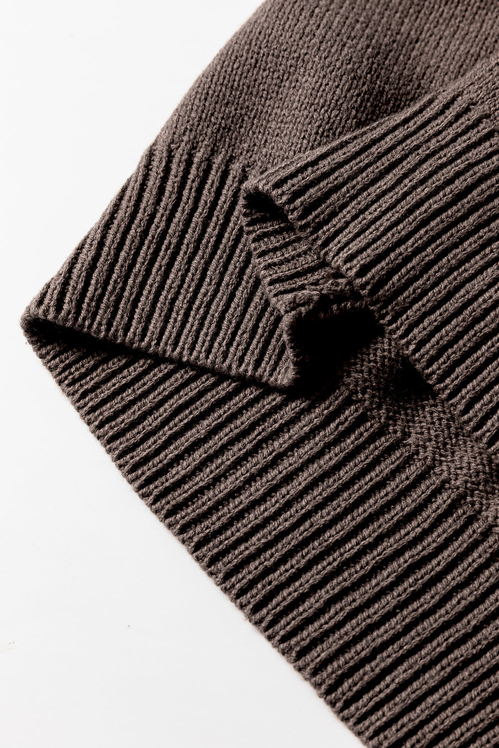 Dunkle khakifarbene strickjacke mit offenen schultern