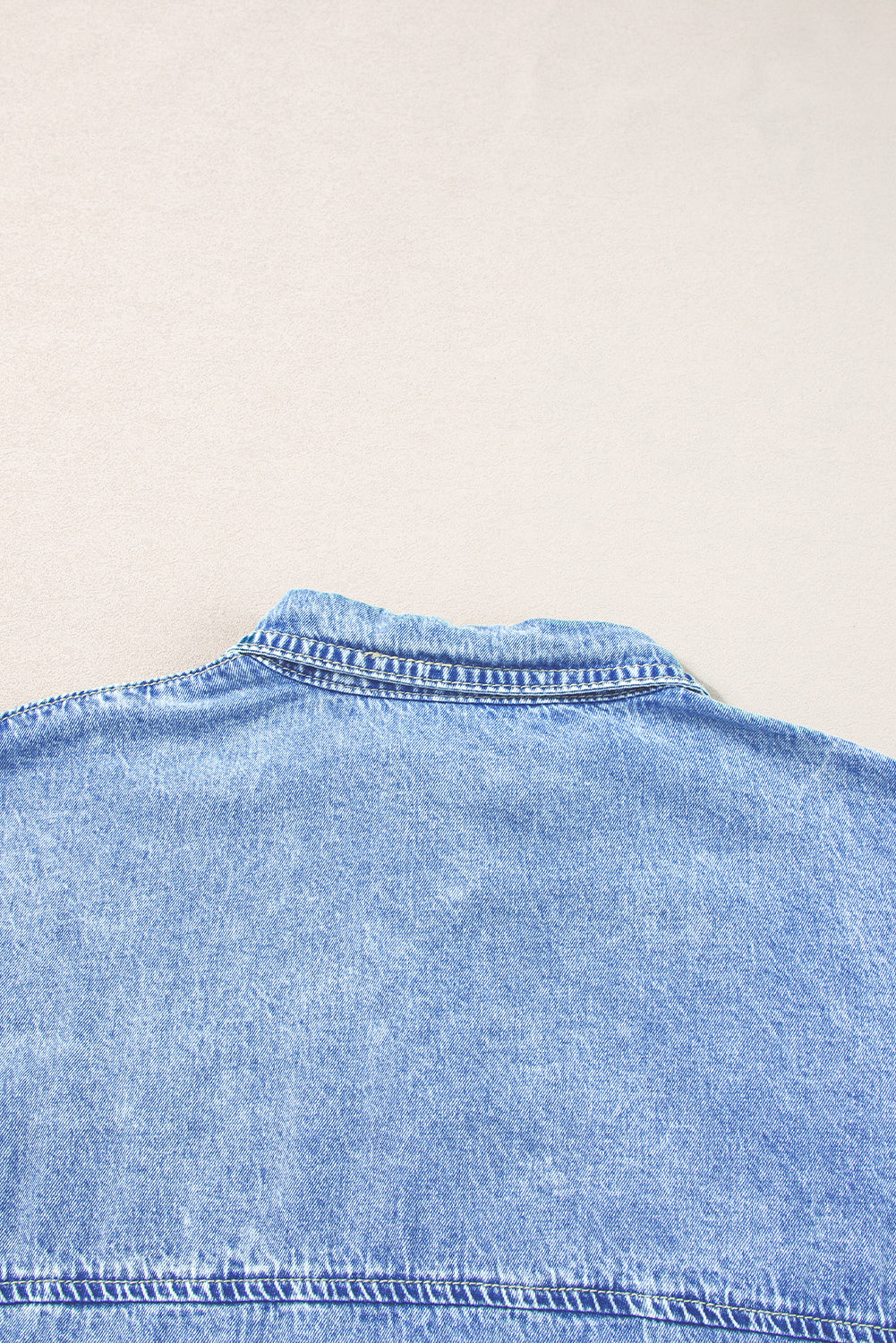 Hellblaues lockeres Hemd mit kurzen Ärmeln und mittlerer Waschung Chambray-Kleid