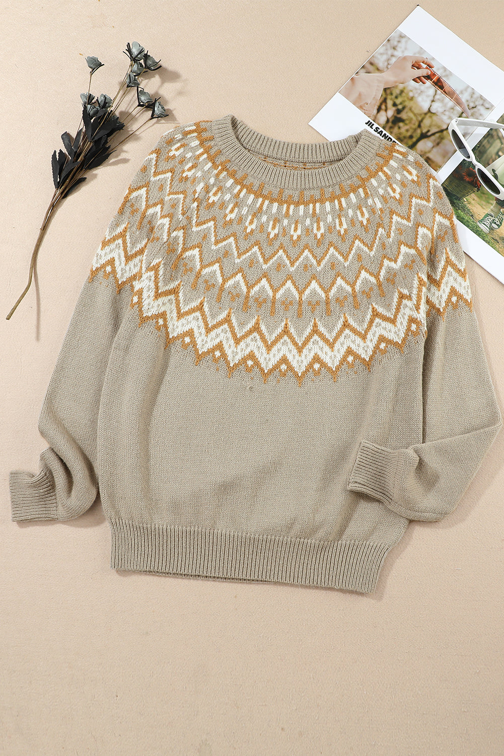 Grauer pullover mit geometrischem muster und geripptem rundhalsausschnitt