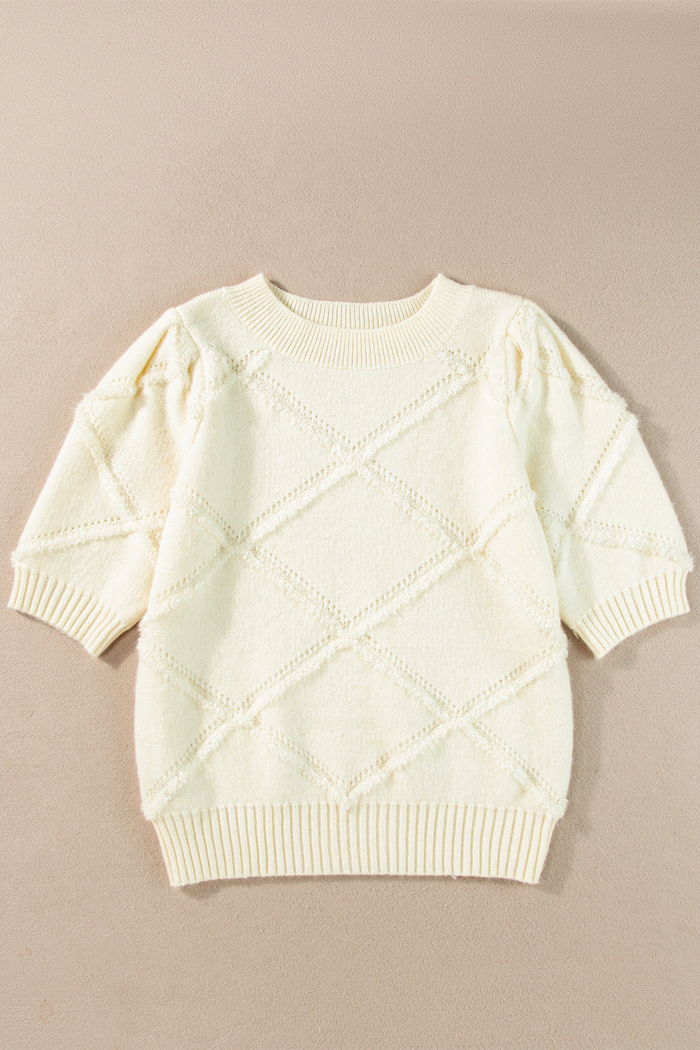 Weißer kurzarmpullover mit rautenmuster und gerippten abschlüssen