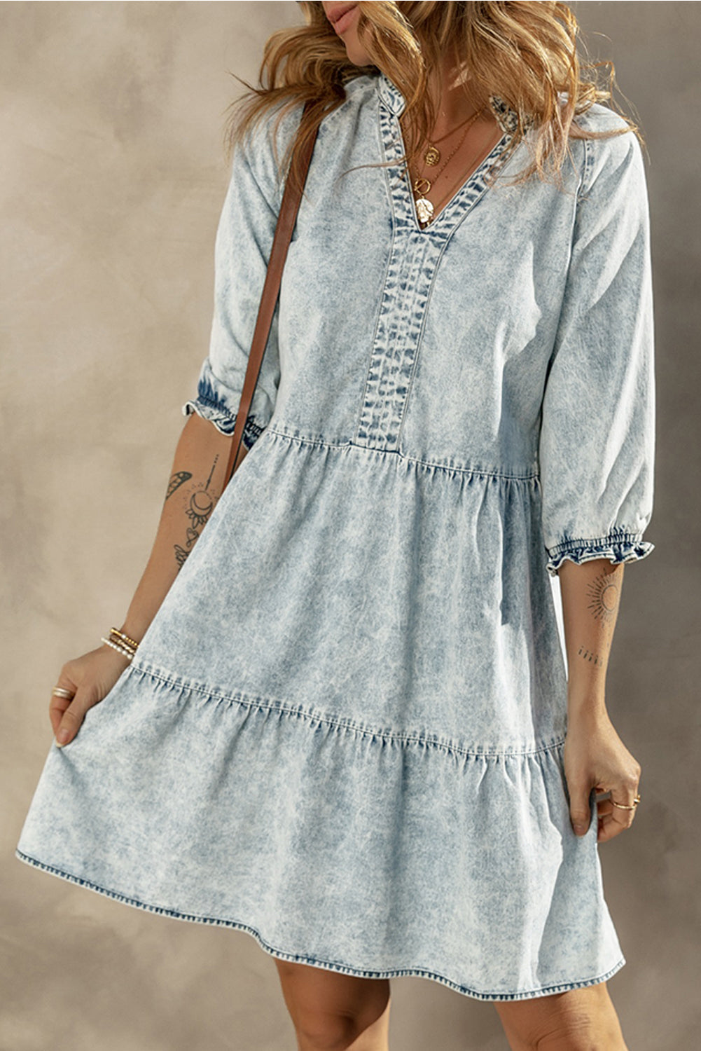 Dunkelblaues acid wash retro denim kleid mit halben ärmeln