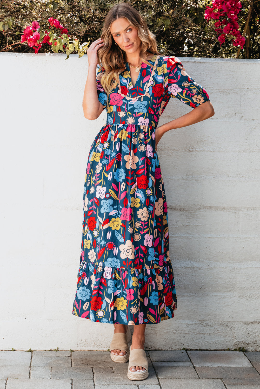 Grünes retro-maxikleid mit blumenmuster und geteiltem ausschnitt