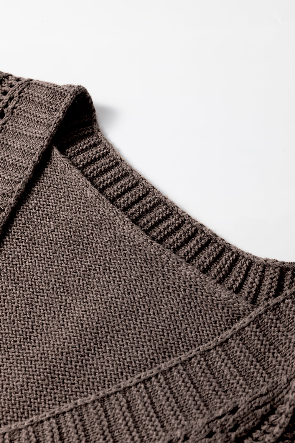 Dunkle khakifarbene strickjacke mit offenen schultern