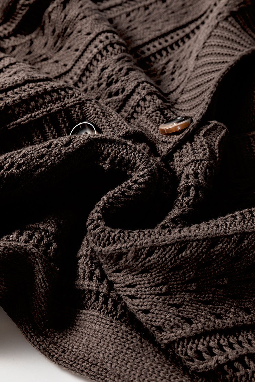 Dunkle khakifarbene strickjacke mit offenen schultern
