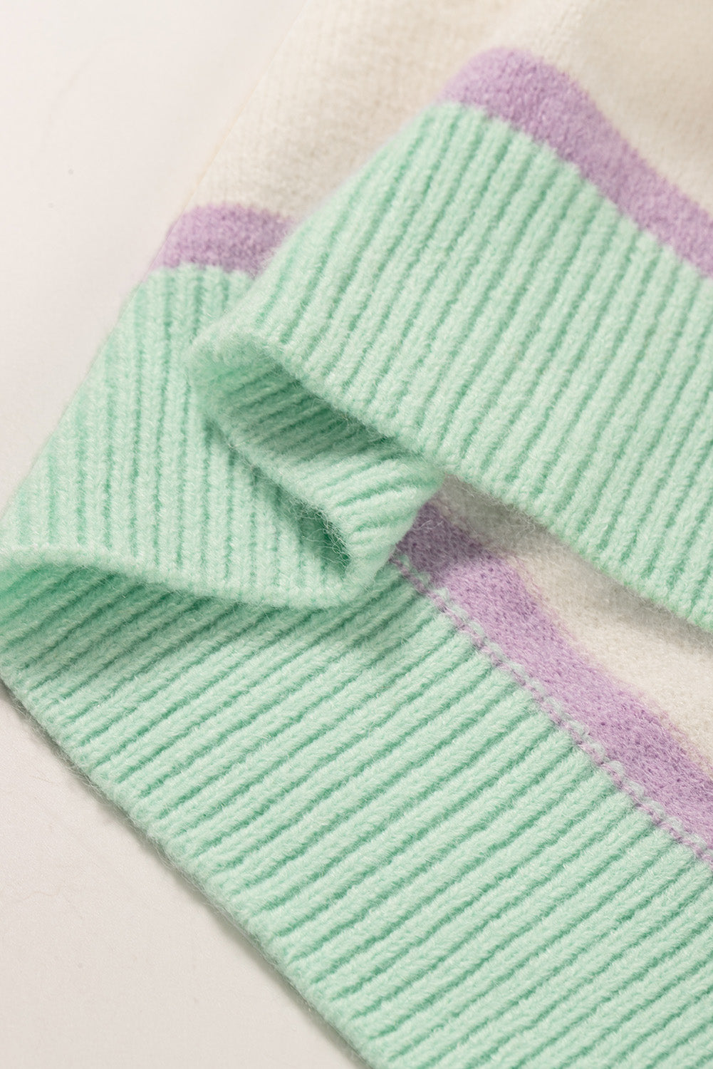 Mehrfarbig gestreifter colorblock pullover mit überschnittenen schultern
