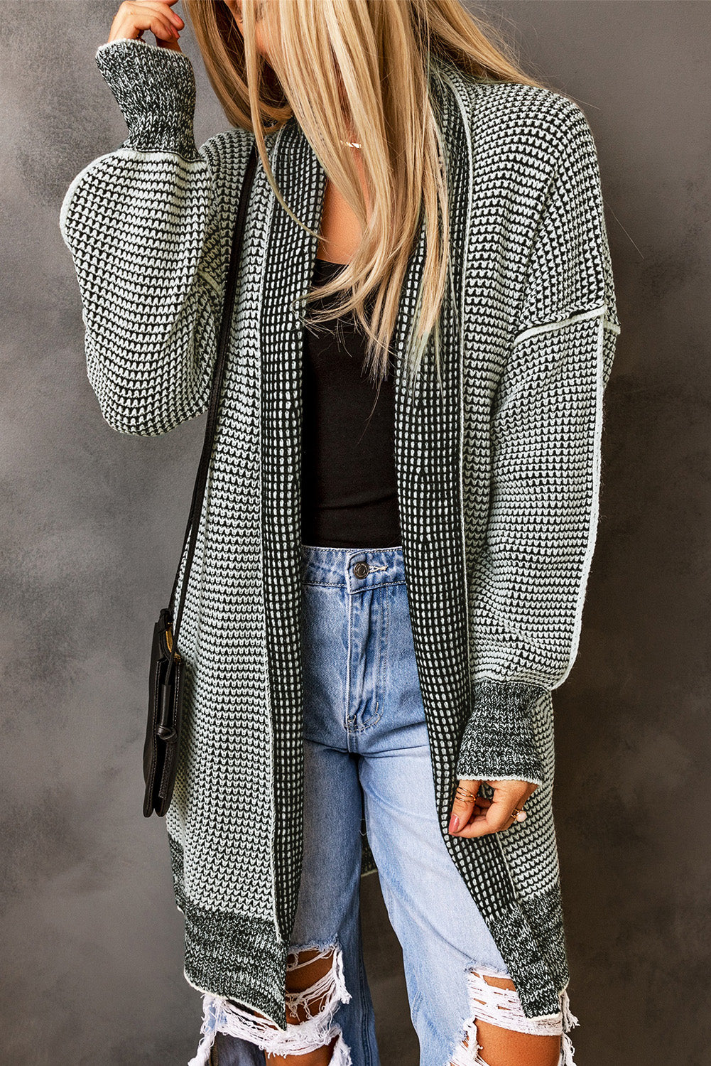 Graue karierte strickjacke mit offener vorderseite