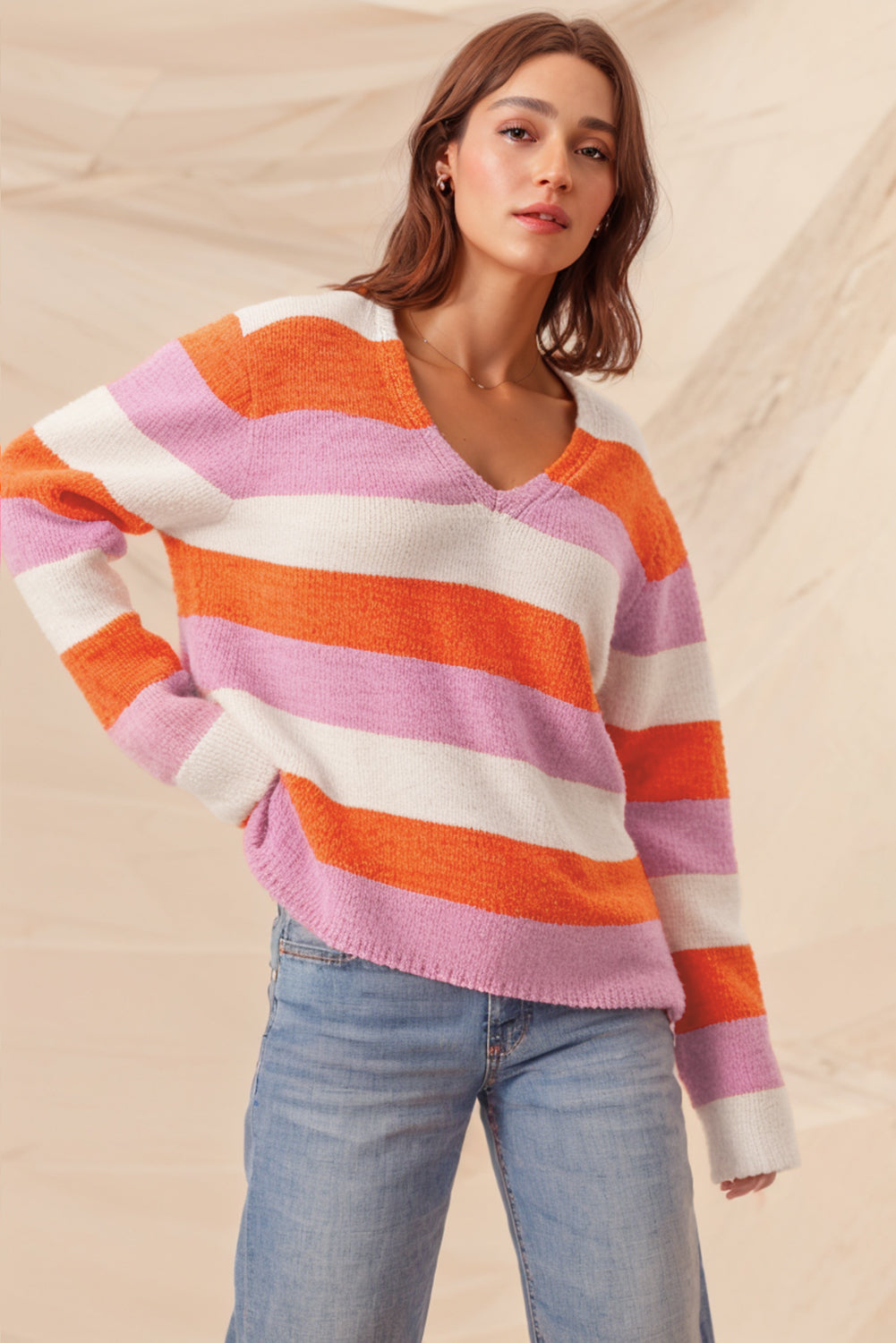 Orange gestreifter colorblock v-ausschnitt freizeitpullover