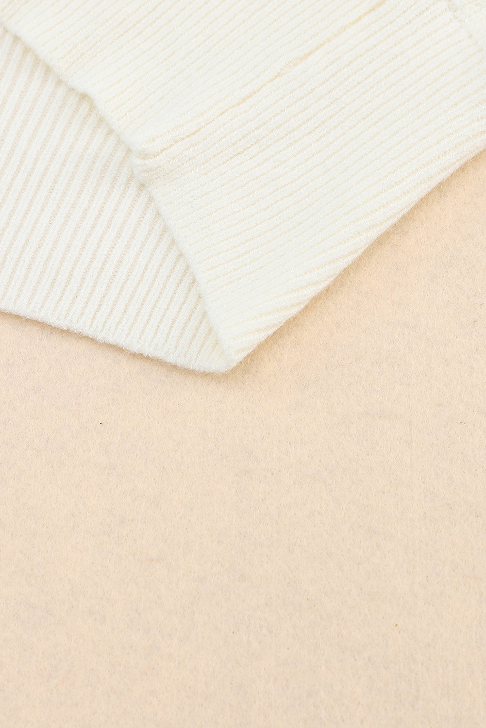 Beige gerippter pullover mit langen ärmeln und überwürfen