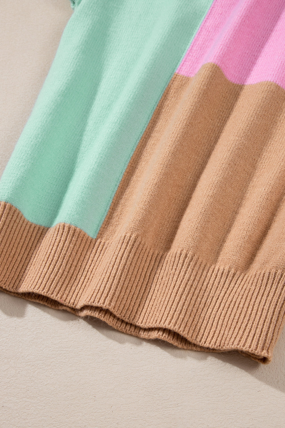 Mehrfarbiger colorblock-pullover mit geripptem halsausschnitt