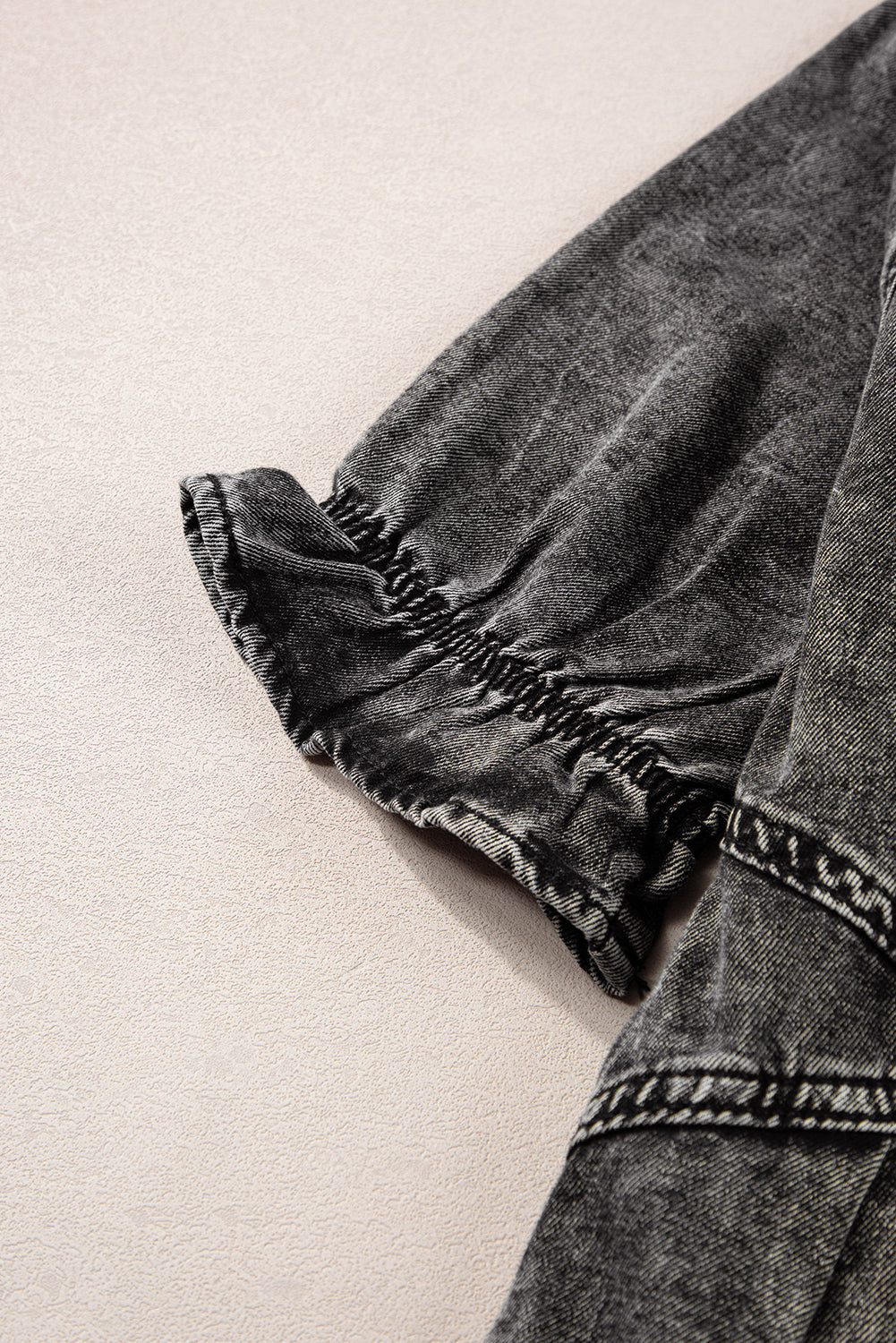 Mittelgraues Mineralwaschung gerafftes Kurzarm-Denimkleid mit Knöpfen