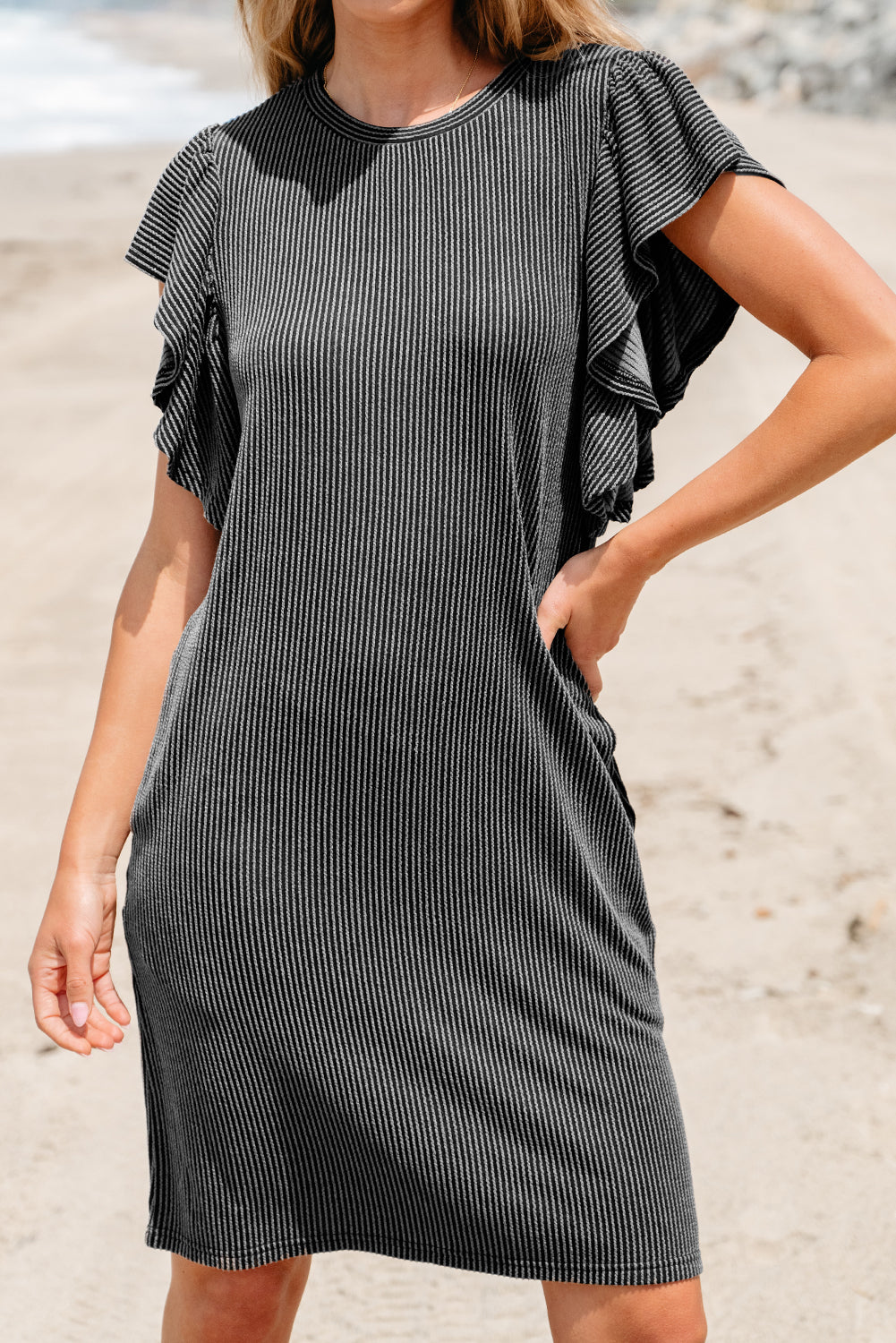 Schwarzes strukturiertes minikleid mit gerafften flatterärmeln