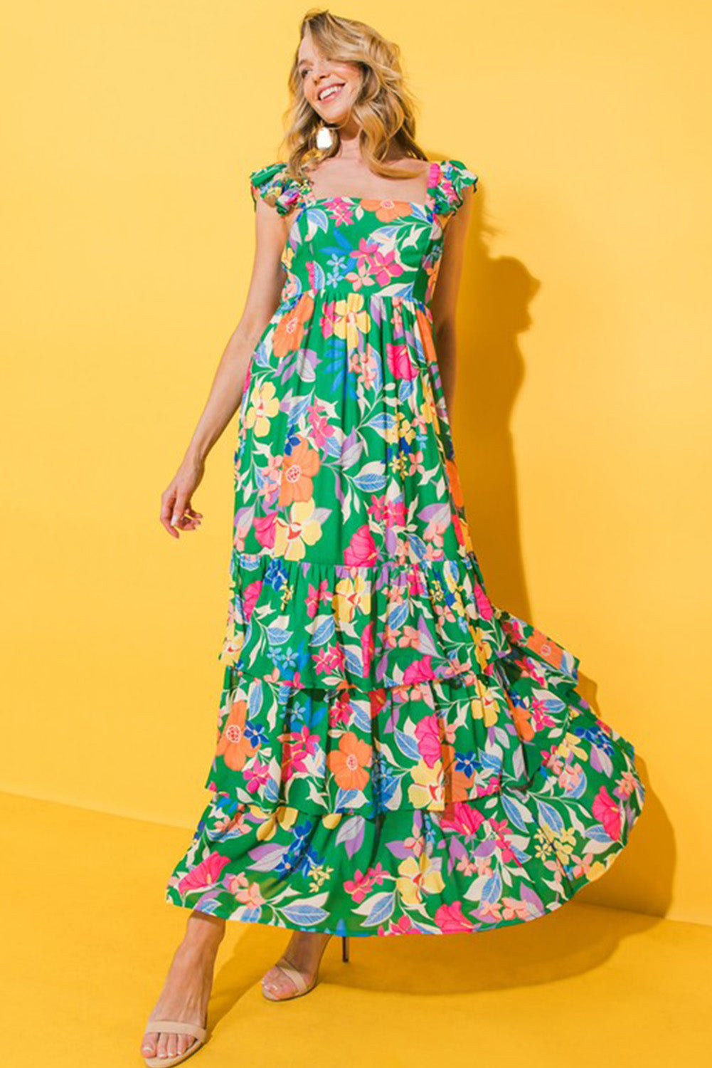 Grünes ärmelloses maxikleid mit blumendruck und rüschenbesatz