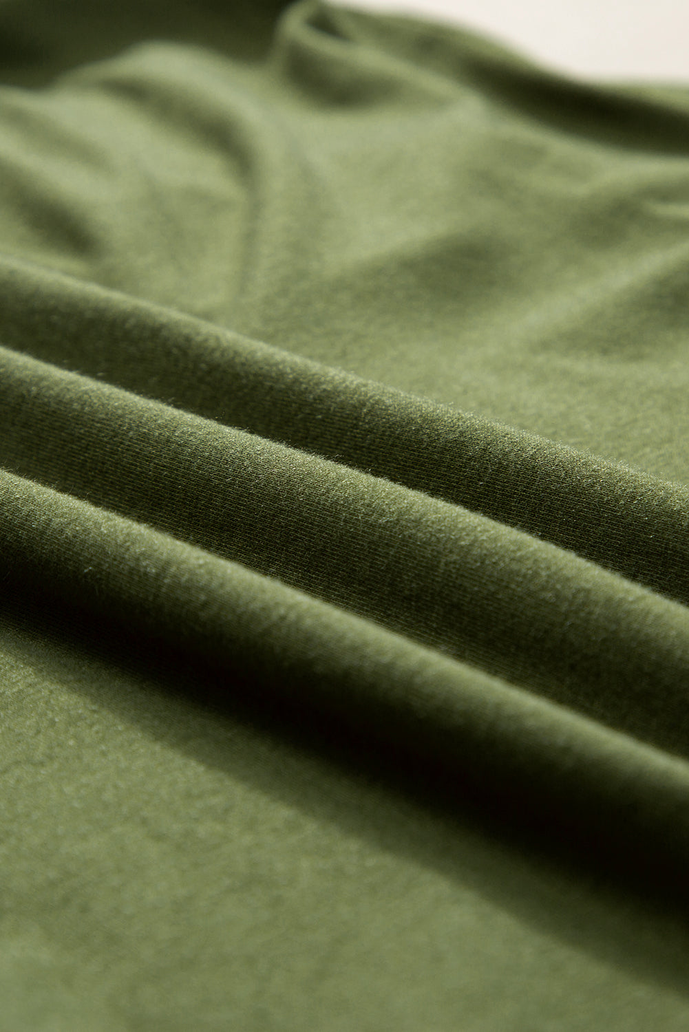 Ferngrünes T-Shirt-Kleid mit plissiertem Ausschnitt und Puffärmeln