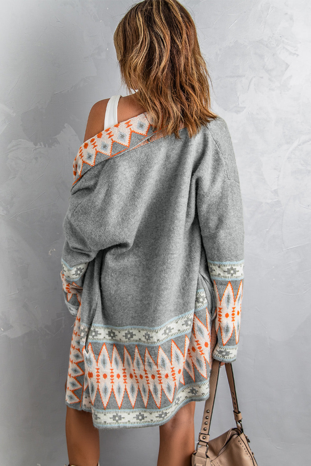 Graue strickjacke mit aztekenmuster und offener vorderseite