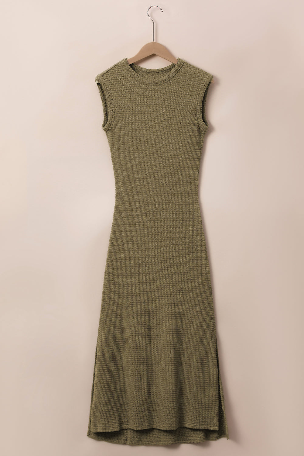 Dschungelgrünes ärmelloses langes Kleid aus Waffelstrick mit Schlitzen
