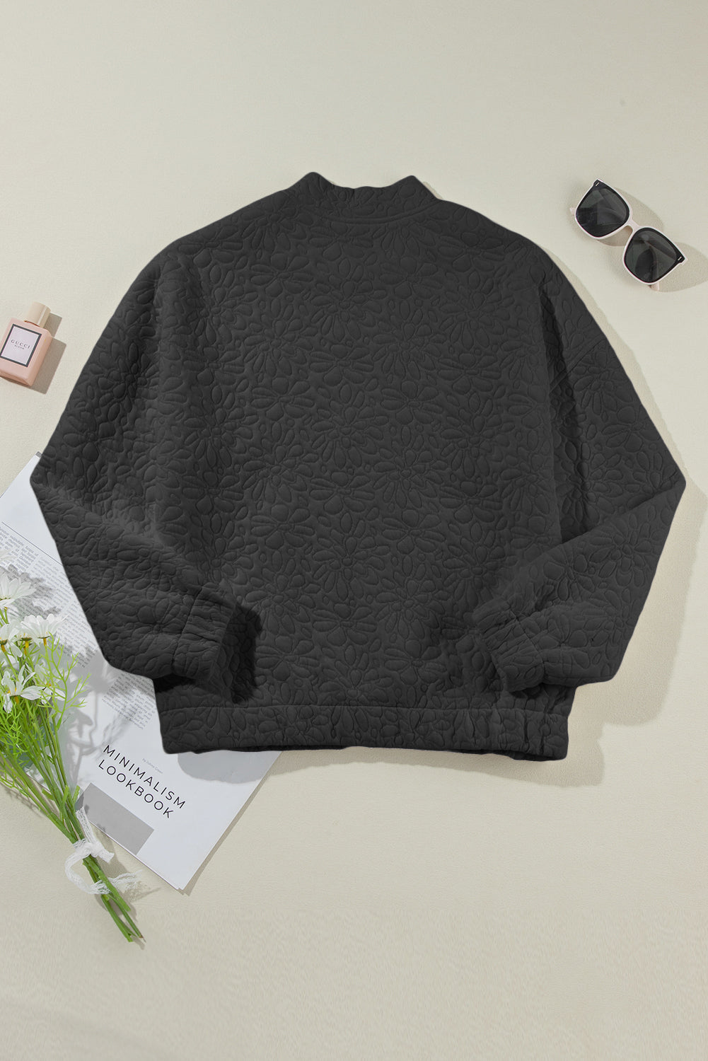 Schwarze gesteppte jacke mit blumenmuster