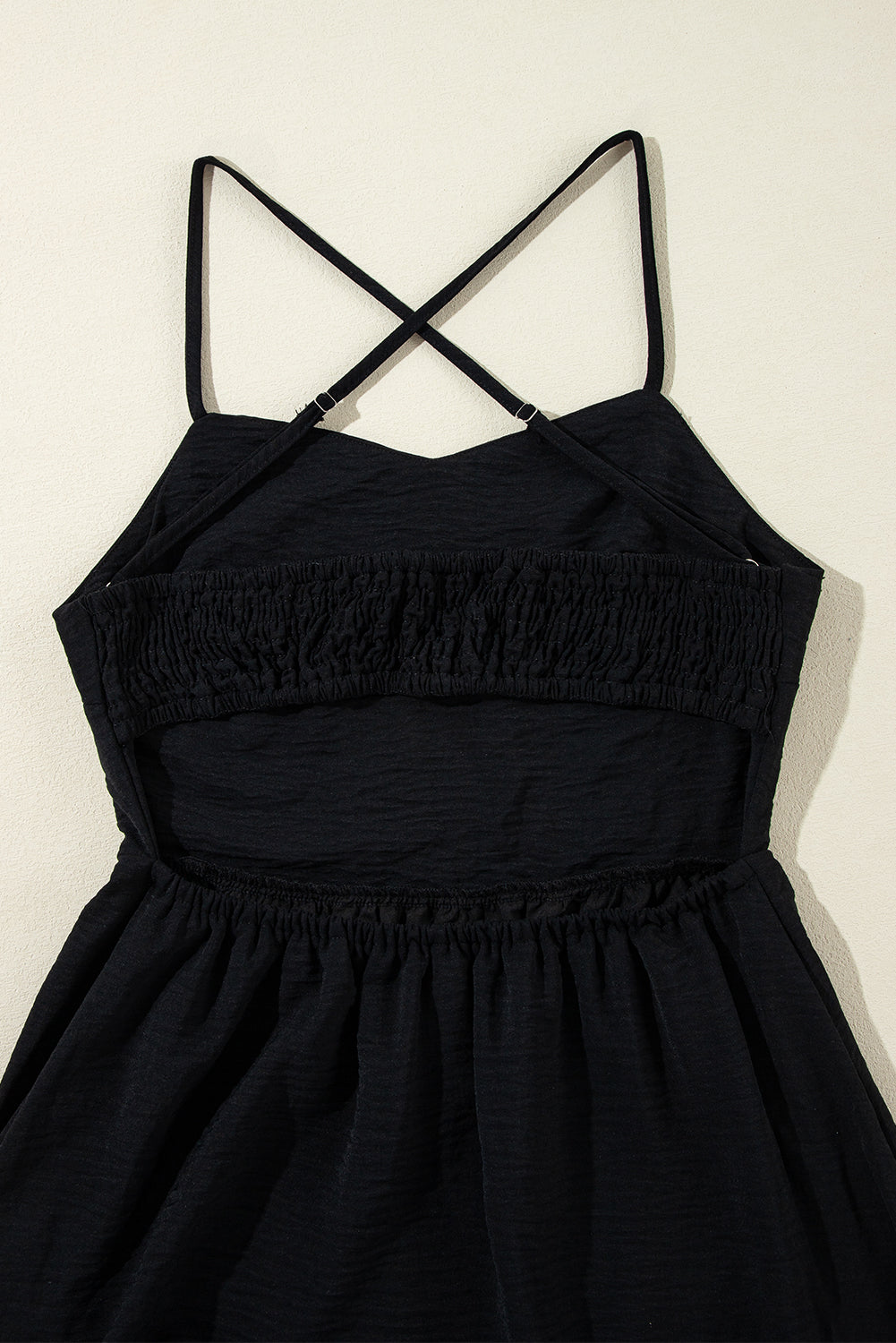 Schwarzes rückenfreies, gestuftes Maxikleid mit Crossover-Rückenausschnitt