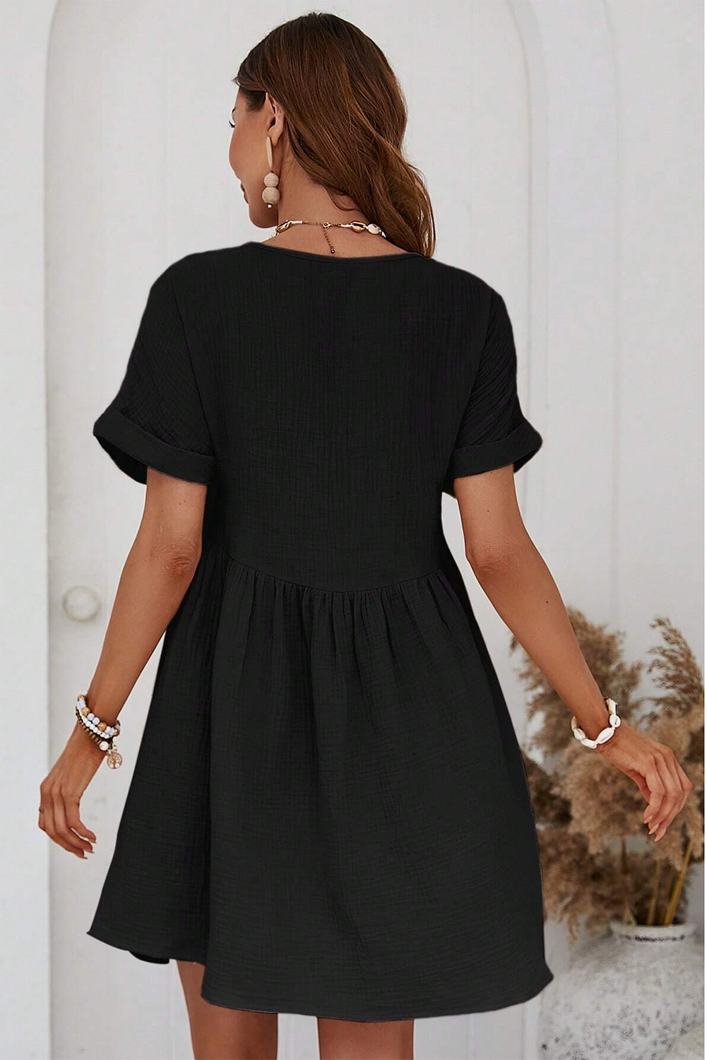 Schwarzes gefaltetes minikleid mit kurzen ärmeln und v-ausschnitt