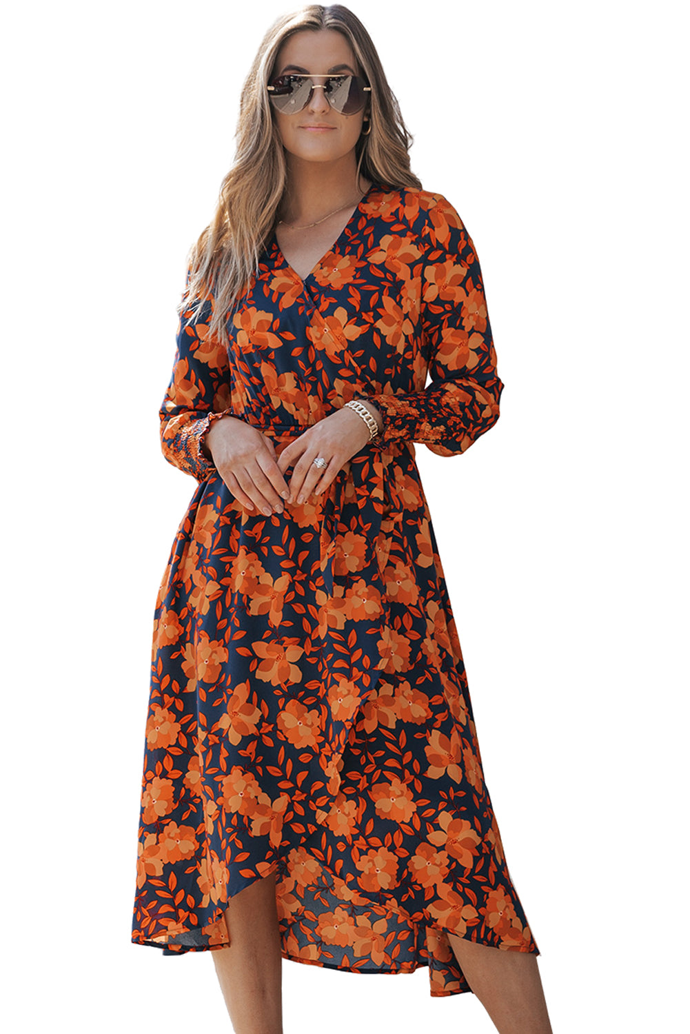 Orangefarbenes kleid mit gürtel und blumenmuster und faux wrap