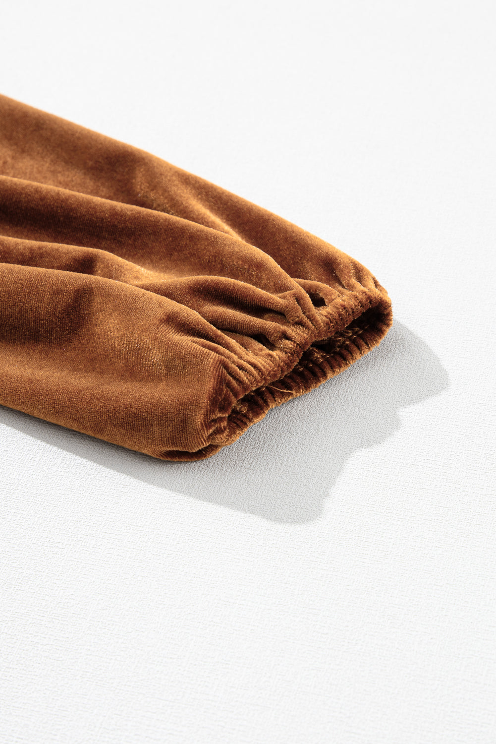 Kamelfarbenes wickelkleid mit gesmoktem v-ausschnitt und hoher taille midikleid aus samt