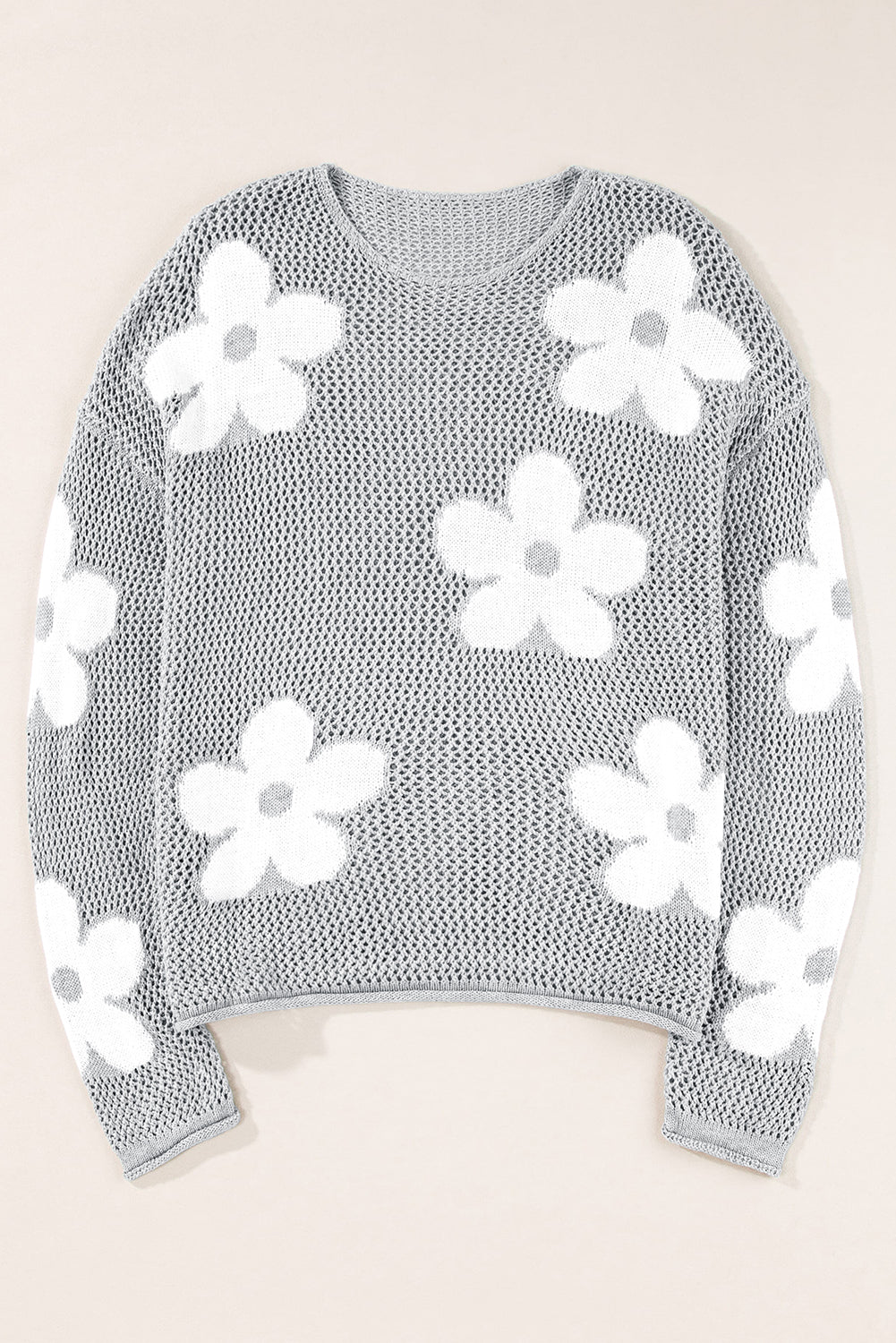 Hellgrauer pullover mit großer blume, hohl gestrickt und schulterfrei