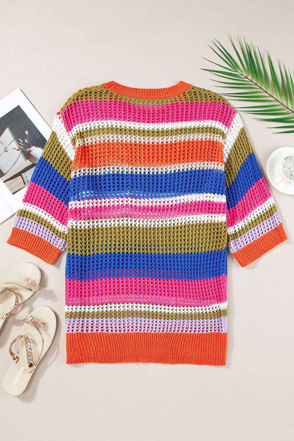 Orange gestreifter colorblock pullover mit 3/4-ärmeln aus gehäkeltem material