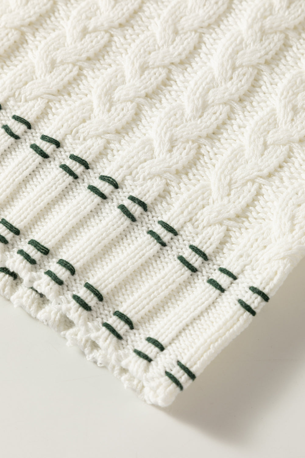 Weißer v-ausschnitt mit kontrastbesatz, pullover mit kabelstrickweste