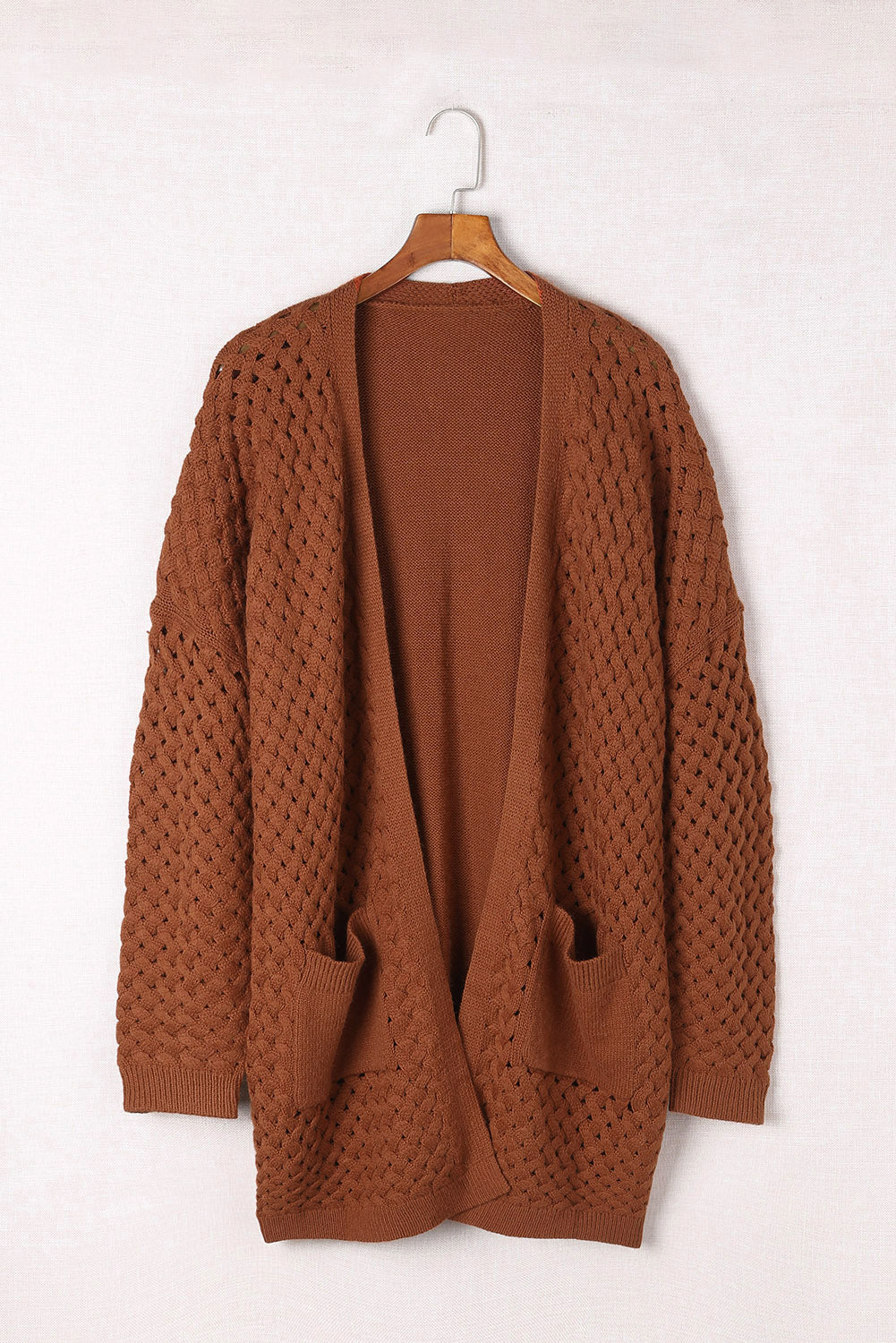 Brauner strickcardigan mit offener vorderseite und gewebter textur und taschen