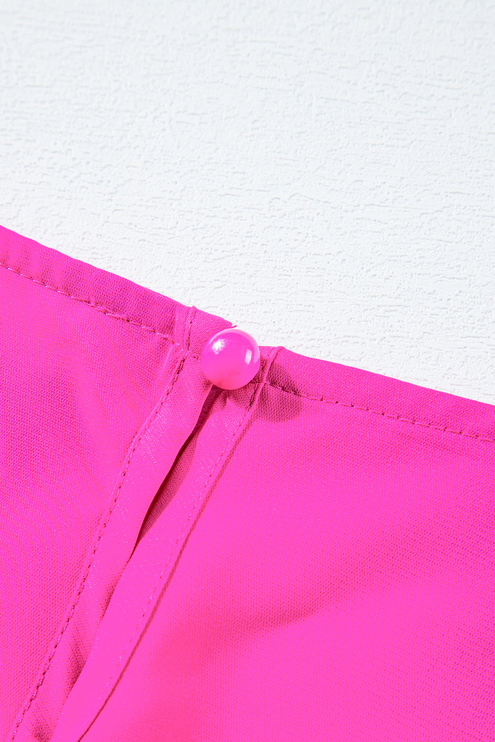 Leuchtend rosafarbenes, plissiertes, geflattertes minikleid