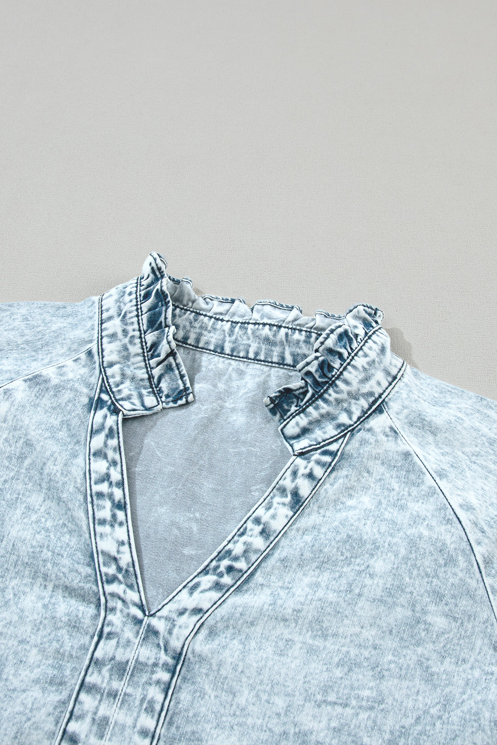 Dunkelblaues acid wash retro denim kleid mit halben ärmeln