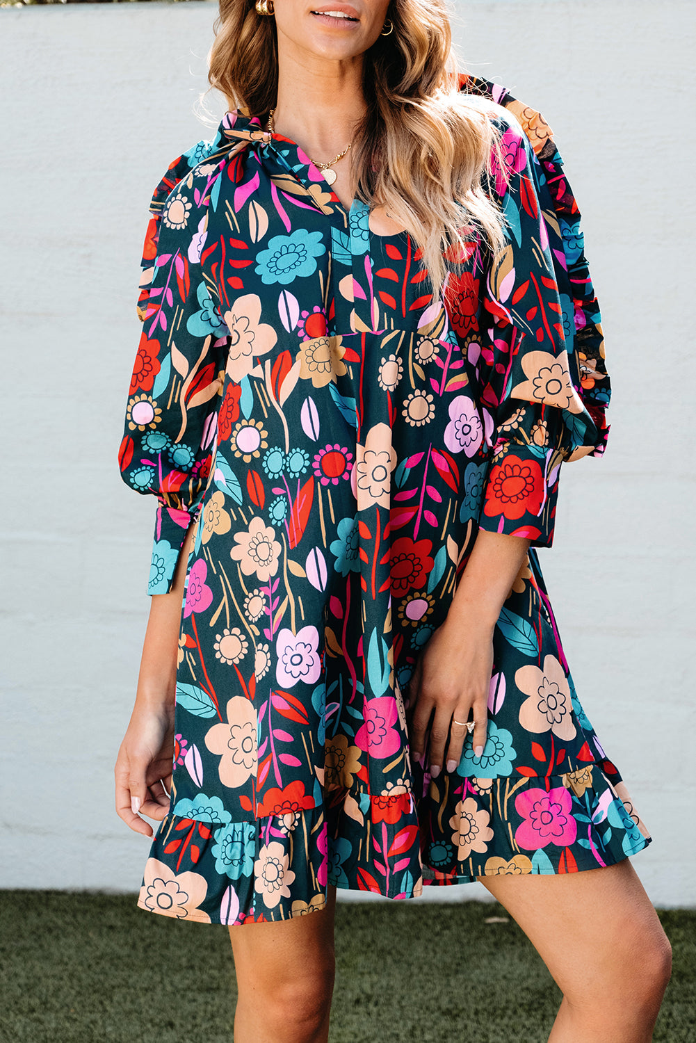 Grünes Minikleid mit Puffärmeln und Rüschen mit Blumendruck