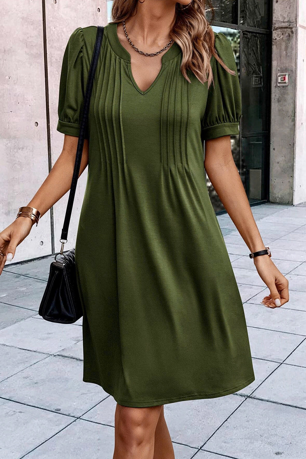Ferngrünes T-Shirt-Kleid mit plissiertem Ausschnitt und Puffärmeln