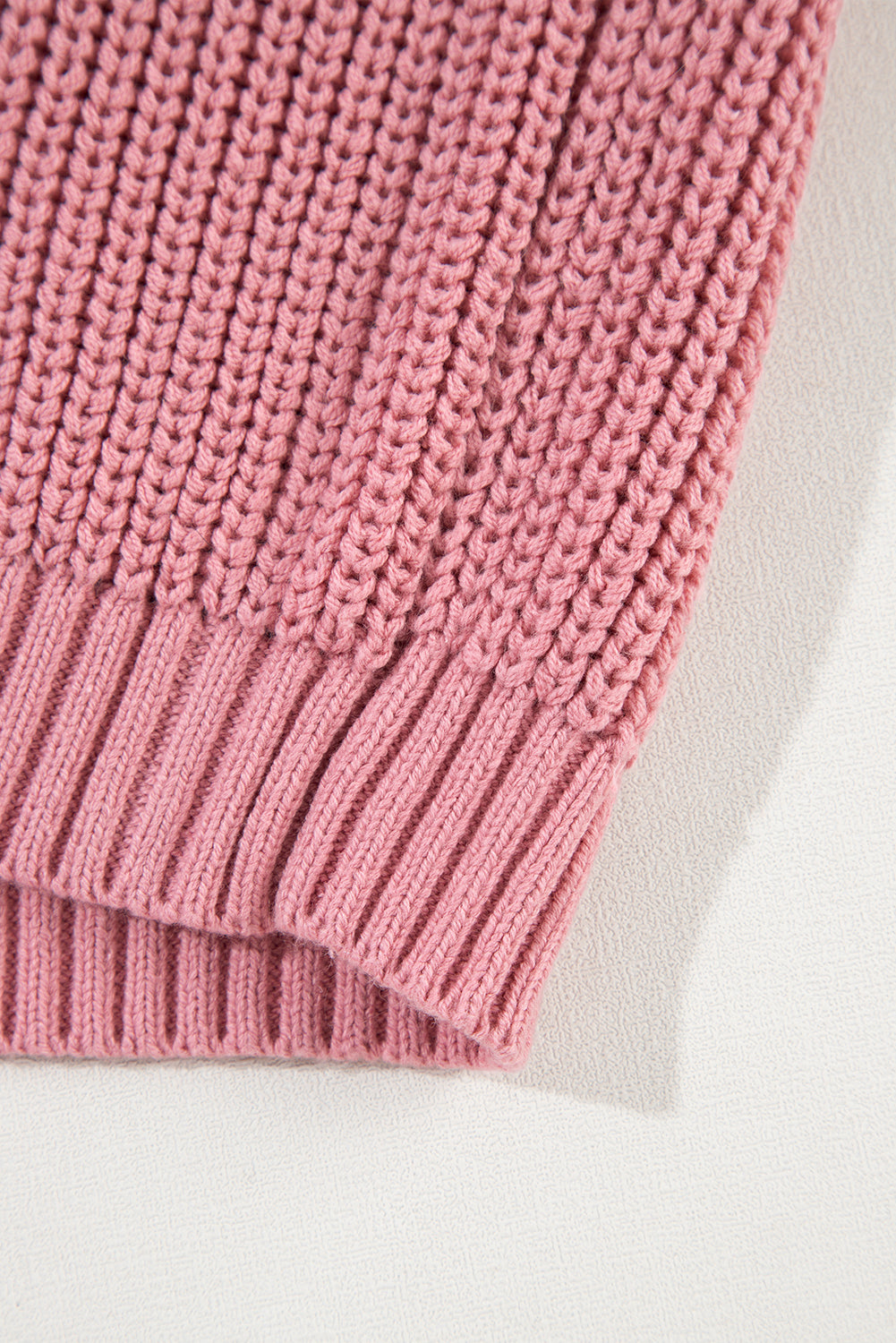 Rosa kabelstrickpullover mit gemischter struktur und kurzen ärmeln