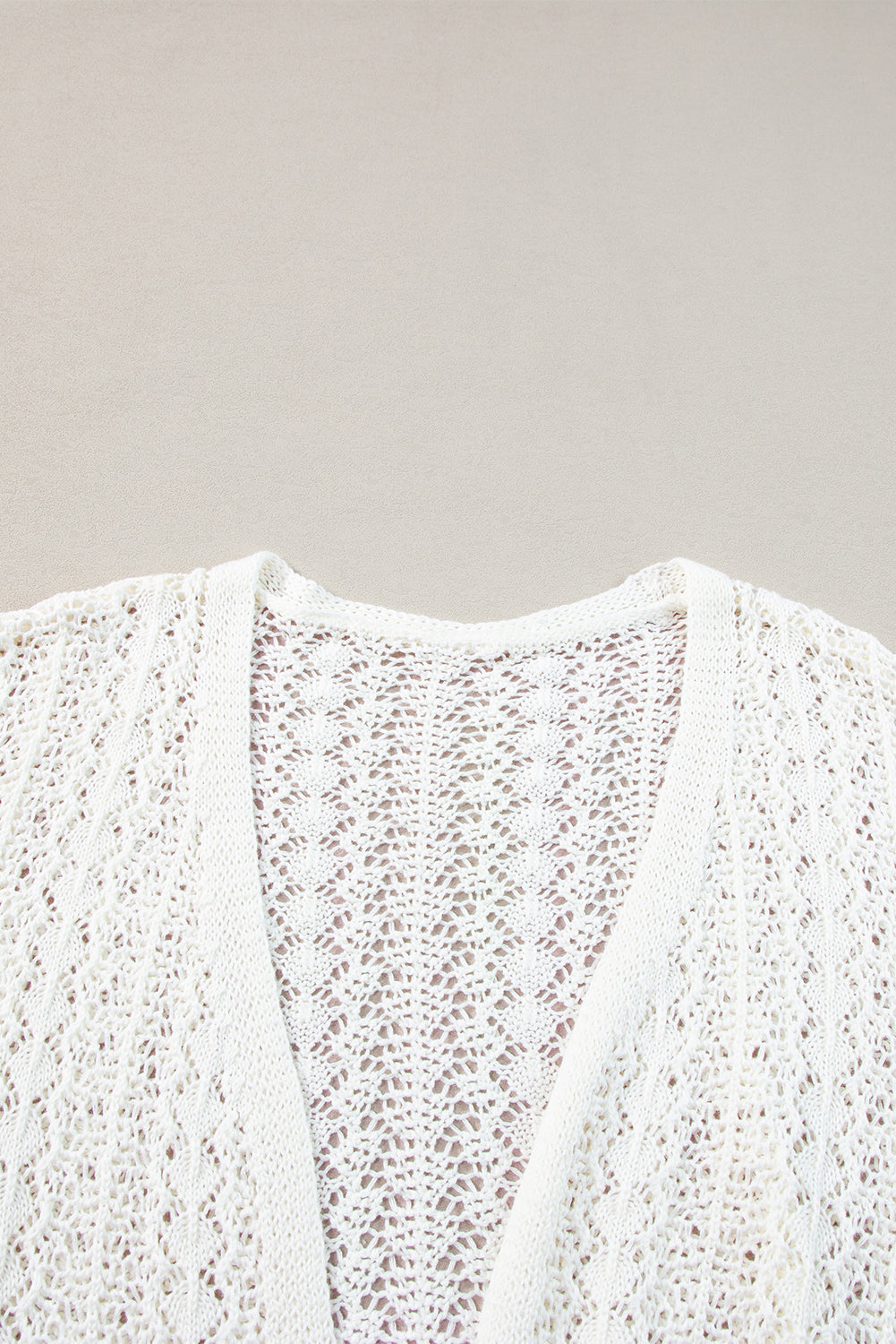 Weißer modischer strickcardigan mit hohlen schultern