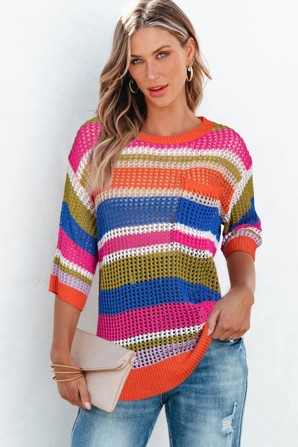 Orange gestreifter colorblock pullover mit 3/4-ärmeln aus gehäkeltem material