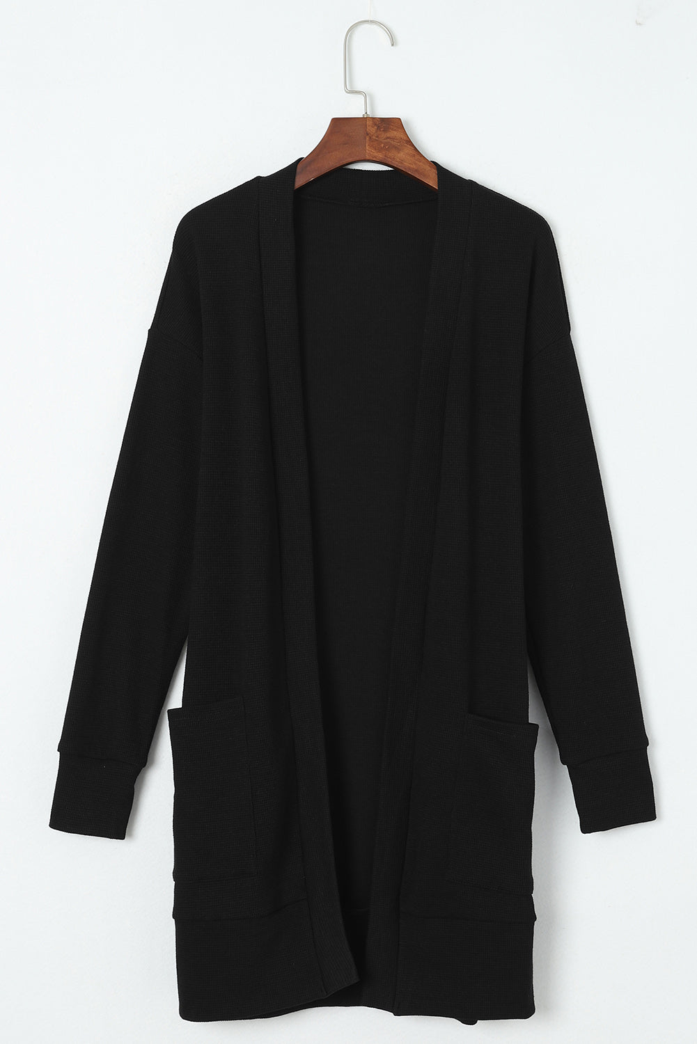 Schwarze thermo-waffelstrick-strickjacke mit taschen