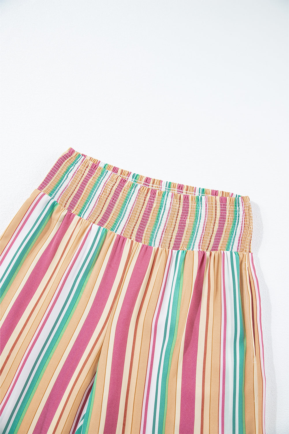 Mehrfarbig gestreifte gesmokte hose mit hoher taille und weitem bein