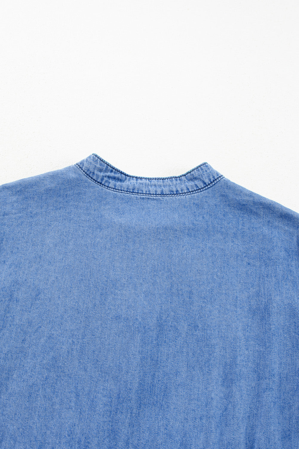 Himmelblaues Chambray-Kleid mit gerafften 3/4-Ärmeln und geschlitztem V-Ausschnitt