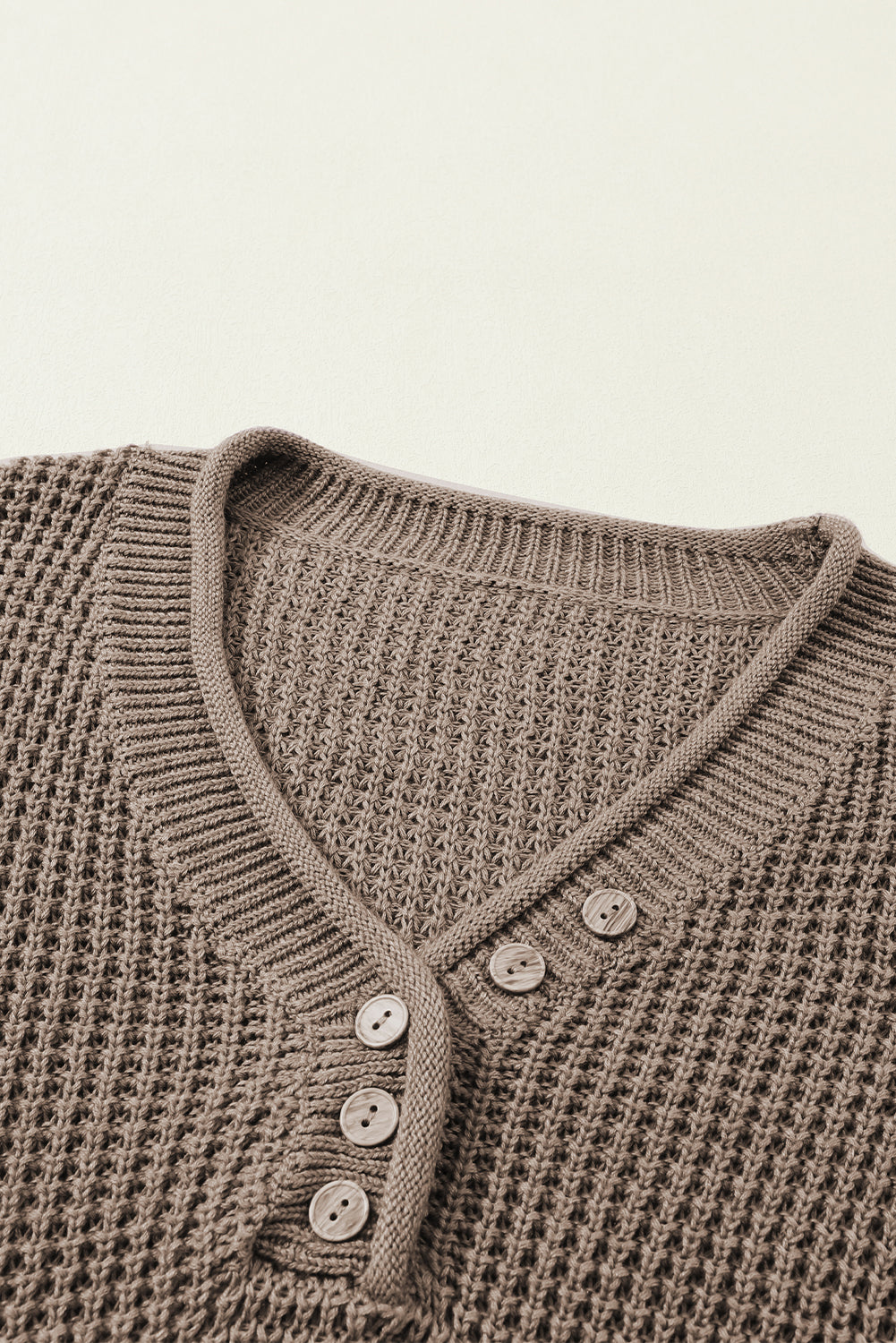 Khakifarbener pointelle-strickpullover mit v-ausschnitt und überschnittenen schultern